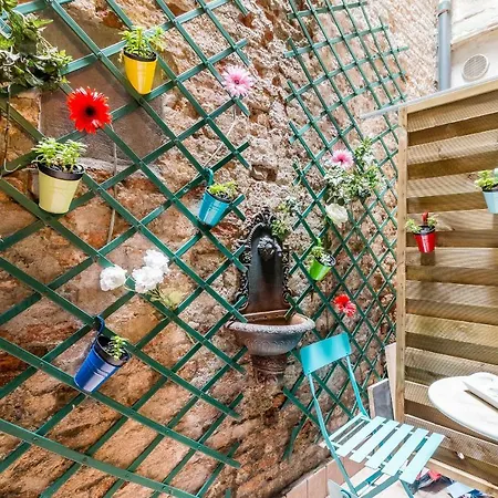Flowery Court Close To Rialto Bridge *